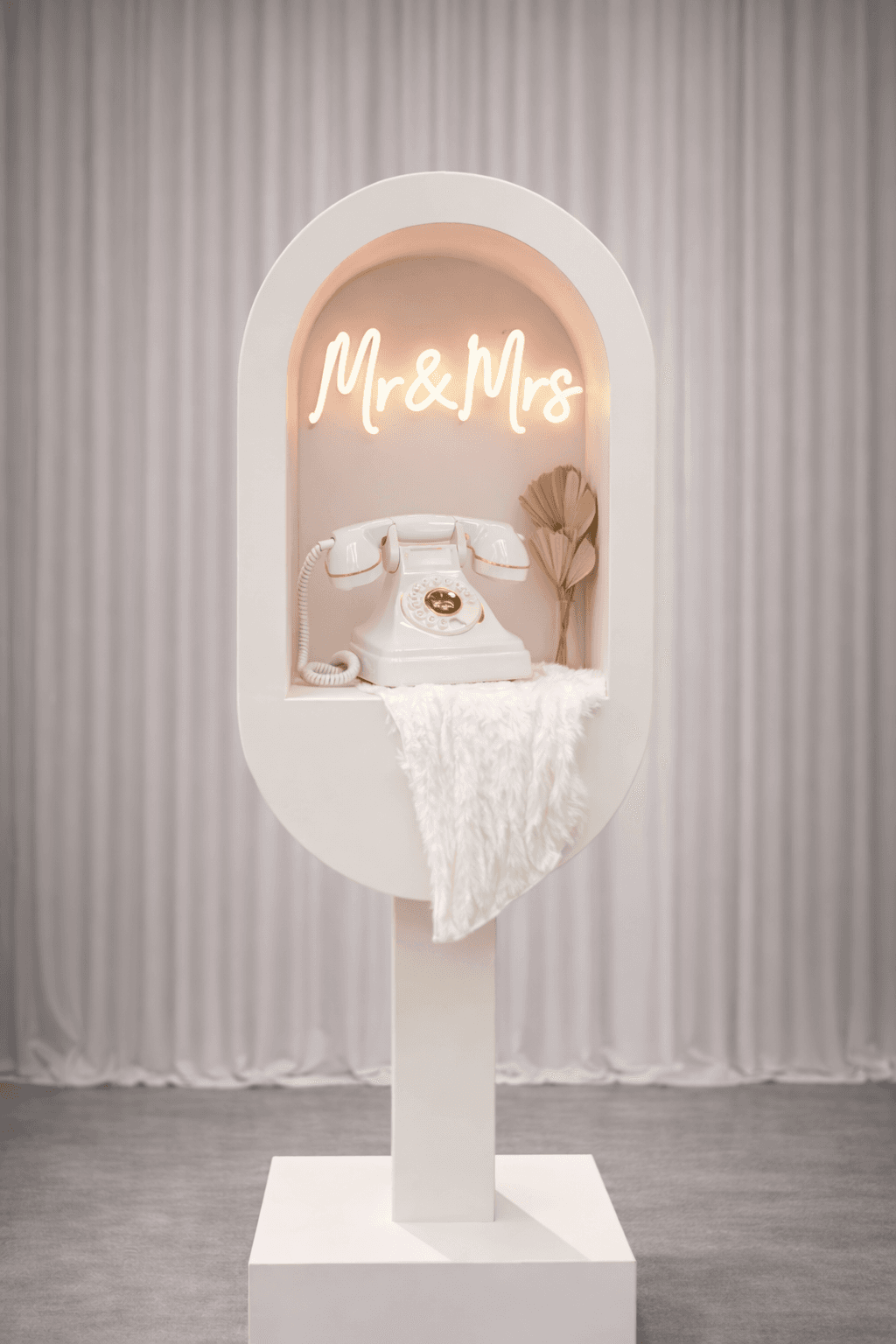 Téléphone + socle + néon